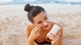 Mujer utiliza protección solar para el rostro