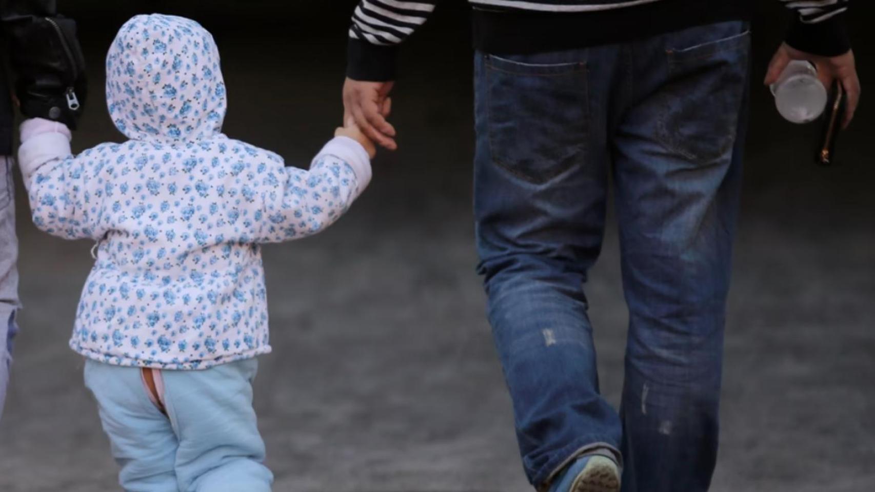 Imagen de archivo de un niño con su padre.