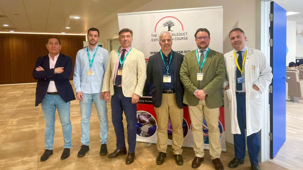 Felipe Parreño, jefe de Unidad de Cirugía Esofagogástrica y Bariátrica del CAUSA; Jaime López Sánchez, cirujano de la Unidad de HBP y Trasplante de Páncreas del CAUSA; Alberto Martínez-Isla, Senior Consultant Upper GI Surgery en el St. Marks Hospital Northwick Park de Londres; Pablo Parra Membrives, jefe de Servicio de Cirugía General y Digestiva del Hospital Universitario de Valme; José E. Quiñones Sampedro, organizador del curso y cirujano de la Unidad de HBP y Trasplante de Páncreas del CAUSA; y José Antonio Blázquez, subdirector de Servicios Quirúrgicos del CAUSA.