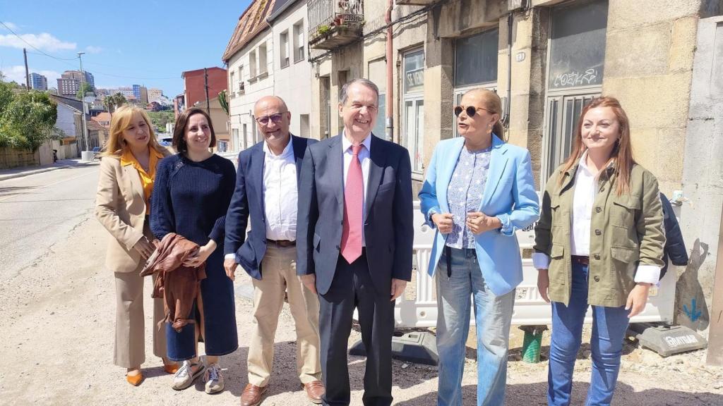 El alcalde de Vigo, Abel Caballero, junto al subdelegado del Gobierno, Abel Losada, la teniente de alcalde, Carmela Silva, y las concejales Nuria Rodríguez, María del Carmen Lago y Patricia Iglesias, visitan las obras de la Avenida de Galicia
