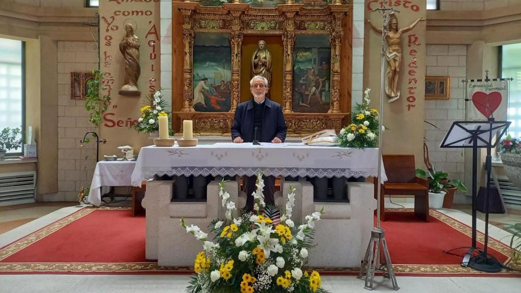 Valeriano antes de impartir misa en una iglesia de Valladolid