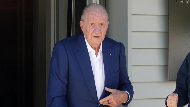 El rey Juan Carlos saliendo del restaurante d'Berto, situado en O Grove (Pontevedra).