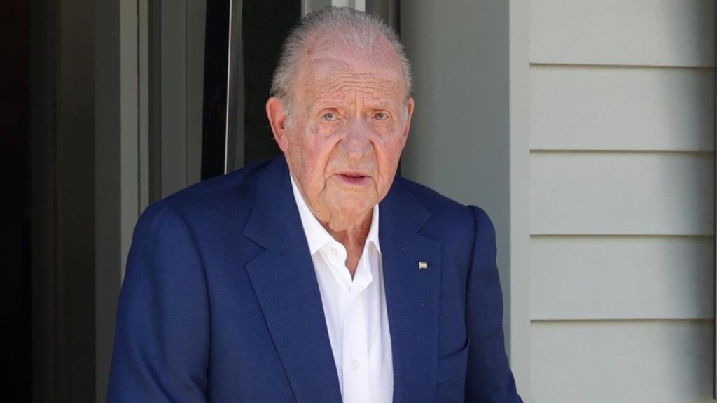 El rey Juan Carlos saliendo del restaurante d'Berto, situado en O Grove (Pontevedra).