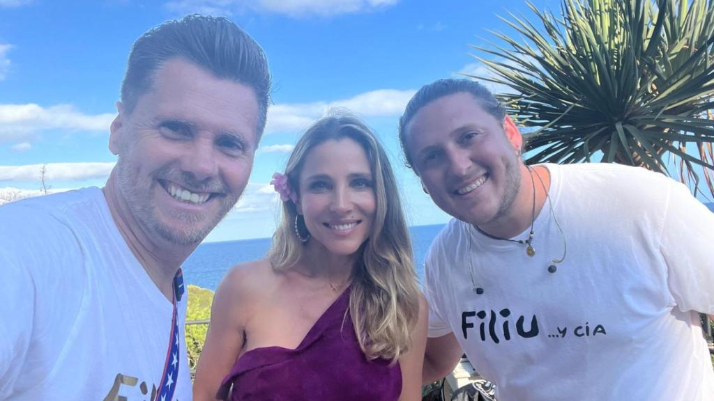 El artista Filiu (i) y su percusionista y corista Julio Segura (d) posan con la actriz Elsa Pataky, durante una actuación en 2022 en Barcelona,