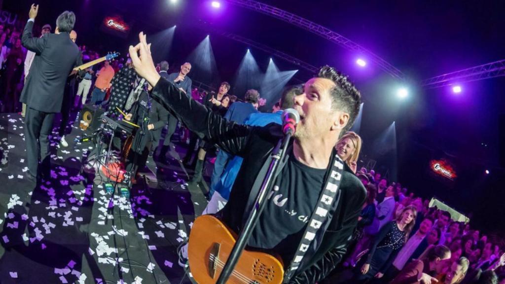 Filiu, cantando y tocando en uno de sus conciertos.