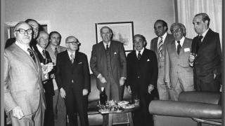 Vicent Aleixandre, en Velintonia, junto a Julian Marias y Gerardo Diego, entre otros.