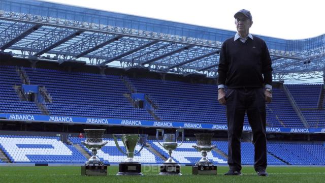 Irureta posa con los títulos en Riazor.