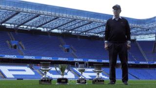Irureta posa con los títulos en Riazor.