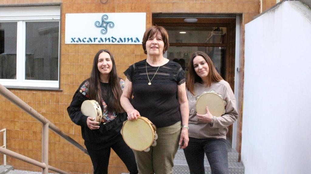 Blandina e Saleta xunto á súa mestra Ana nas portas de Xacarandaina.