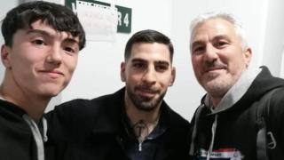 Juan, en su debut en 2024, junto a Ilia Topuria, y su padre.