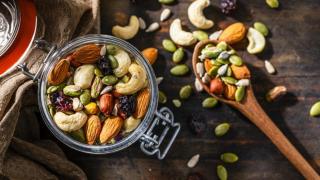 Frutos secos en un recipiente de cristal.