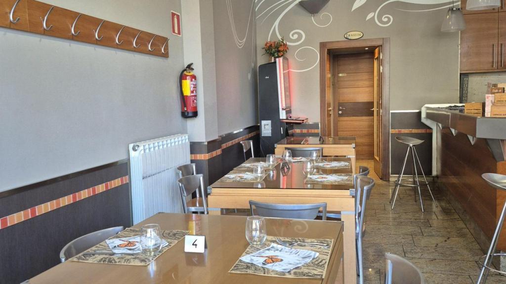 Interior del restaurante en Huesca.