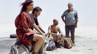 Sergi López (derecha), protagoniza 'Sirat', de Oliver Laxe, a concurso en el Festival de Cannes. Foto: Quim Vives