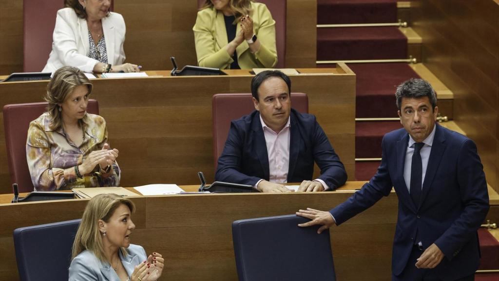 Mazón en su escaño tras la réplica al PSPV en el pleno de este jueves. Rober Solsona / EP