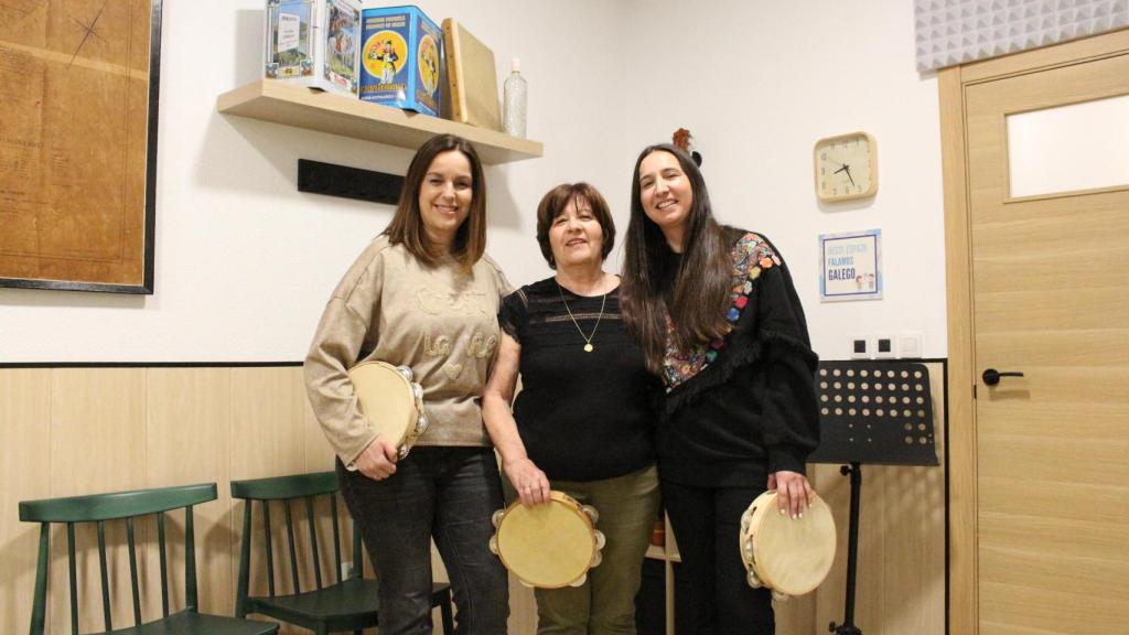 As cantareiras Blandina e Saleta xunto a directora de Pandeireteiras de Xacarandaina, Ana Edreira.
