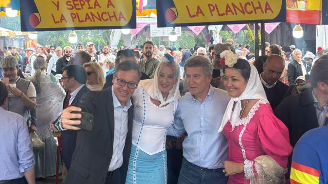 Serrano, 'número 2' del PP de Madrid; la presidenta del distrito de Carabanchel, Esther Platero; Feijóo, presidente del PP; y la presidenta del distrito de Arganzuela, Lola Navarro, este jueves en la pradera de San Isidro.