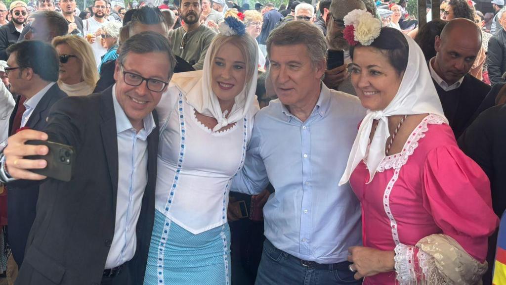 Serrano, 'número 2' del PP de Madrid; la presidenta del distrito de Carabanchel, Esther Platero; Feijóo, presidente del PP; y la presidenta del distrito de Arganzuela, Lola Navarro, este jueves en la pradera de San Isidro.