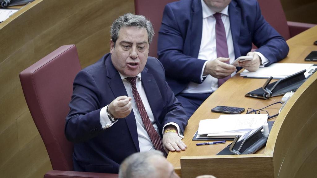 José María Llanos discute con Joan Baldoví en el pleno de este jueves. José Cuéllar / Corts