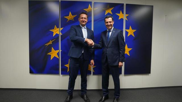 El presidente de la Junta de Andalucía, Juanma Moreno (d.), y el comisario de Agricultura y Alimentación de la Unión Europea, Christophe Hansen, este jueves en Bruselas.