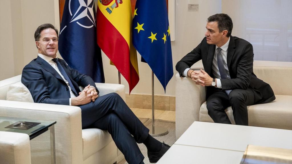 Pedro Sánchez (d), y el secretario general de la OTAN, Mark Rutte (i), en una reunión en la Moncloa el pasado enero.