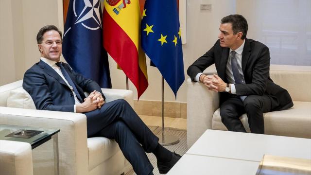Pedro Sánchez (d), y el secretario general de la OTAN, Mark Rutte (i), en una reunión en la Moncloa el pasado enero.