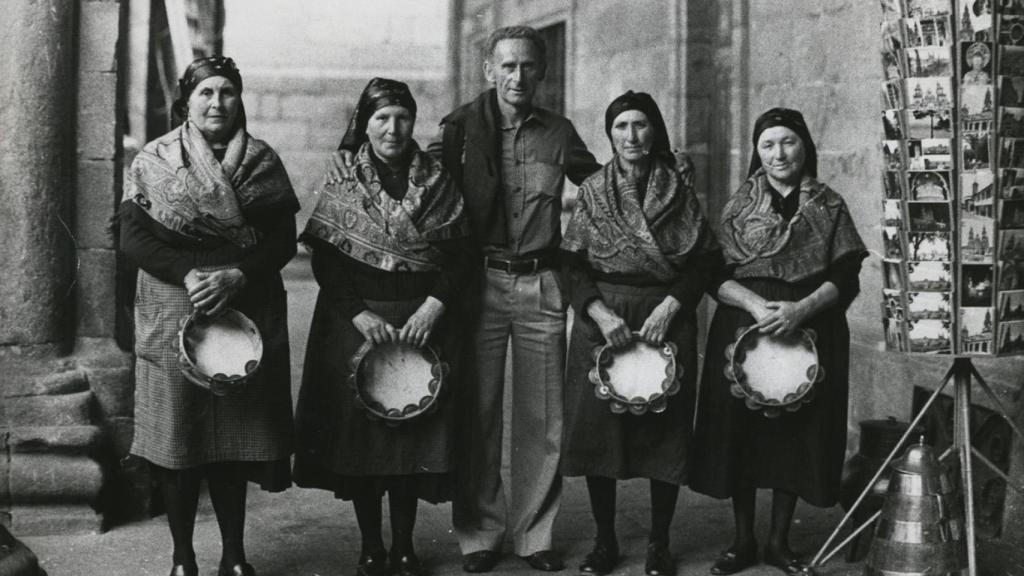 As Pandeireteiras de Mens na praza da Quintana con Manuel Cajaraville Pensado.