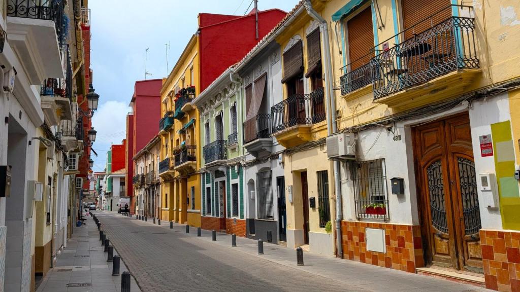 Una de las calles con las coloridas fachadas del barrio del Cabañal este mayo.