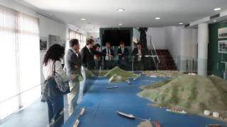 El presidente de la APC, Pedro Pablo Hernández, muestra a la delegación de la Asociación Española del Transporte una maqueta de las infraestructuras del puerto de Cartagena.