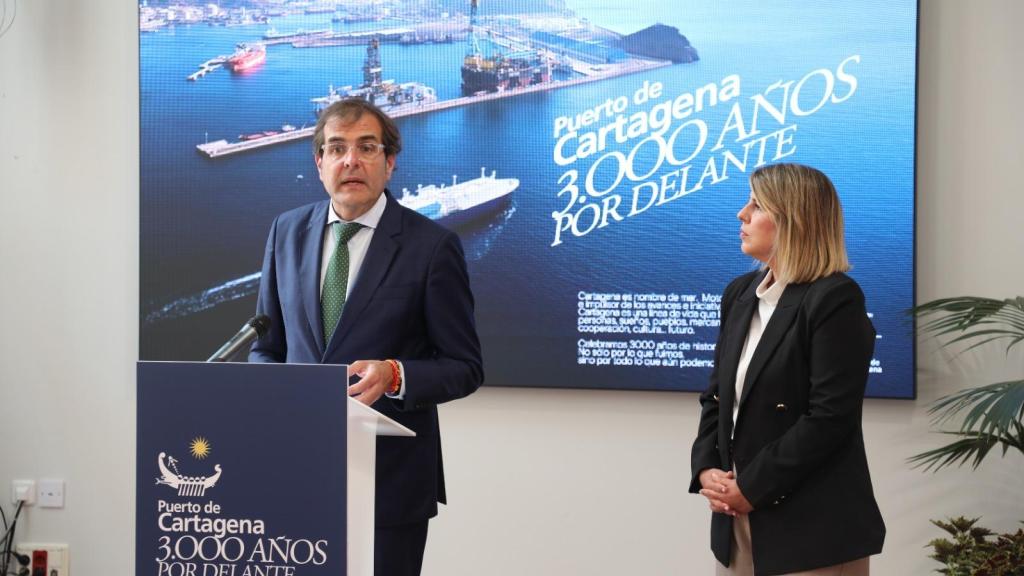 El presidente de la Autoridad Portuaria de Cartagena, Pedro Pablo Hernández, comparece ante lo medios tras el Consejo de Administración junto a la alcaldesa, Noelia Arroyo.