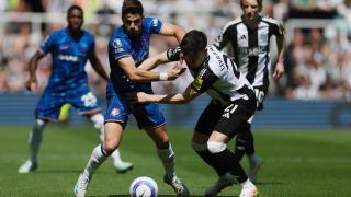 Pedro Neto y Tino Livramento pugnan por el balón.