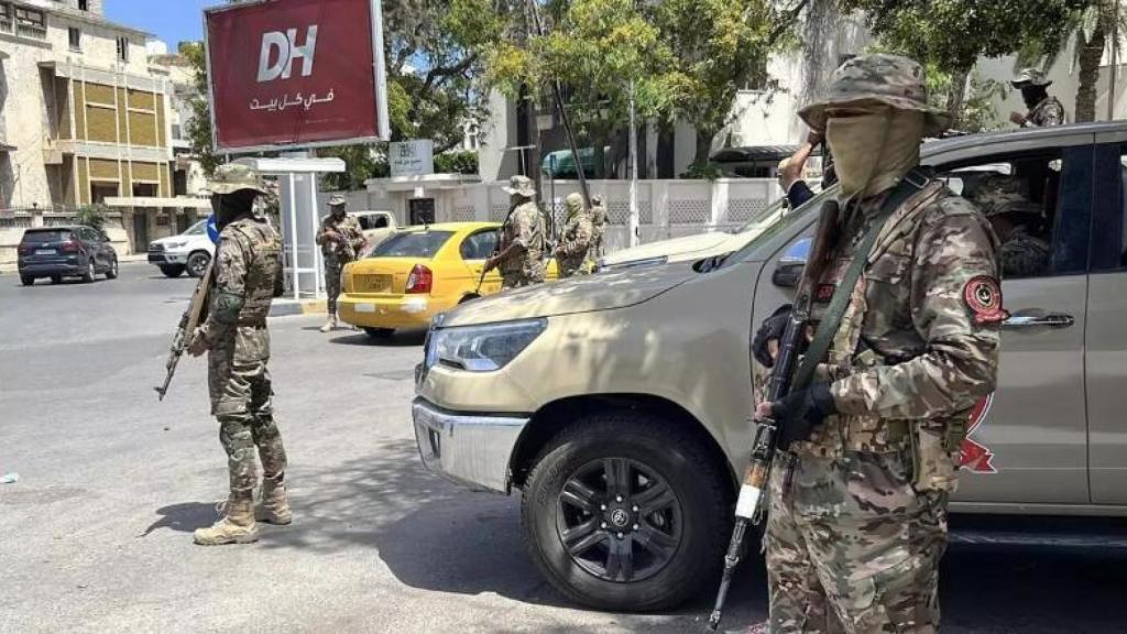 Cuerpos de seguridad de Libia fueron movilizados en la capital después de la primera noche de enfrentamientos.