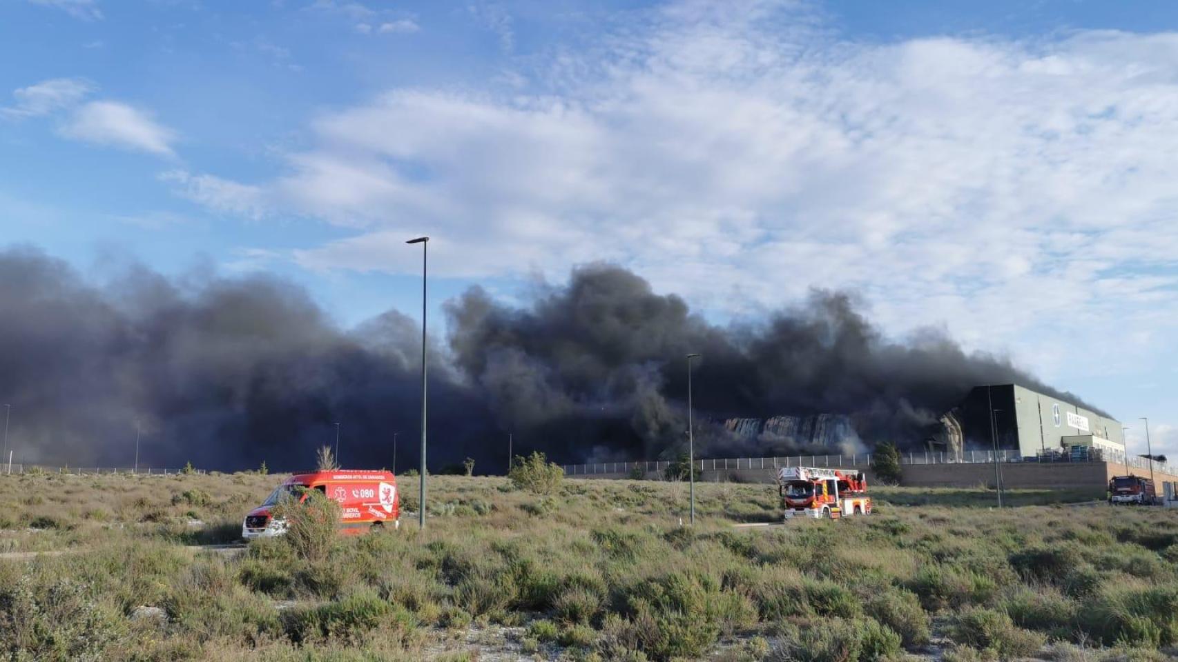 Aparatoso incendio en una nave de la empresa RAEE SL en el PTR de Zaragoza