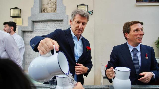 El líder del PP, Alberto Núñez Feijóo, junto al alcalde de Madrid, José Luis Martínez-Almeida, en el día de San Isidro.
