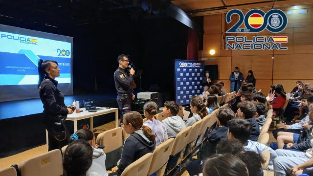 Entrega de diplomas de ciberseguridad a estudiantes de A Coruña.