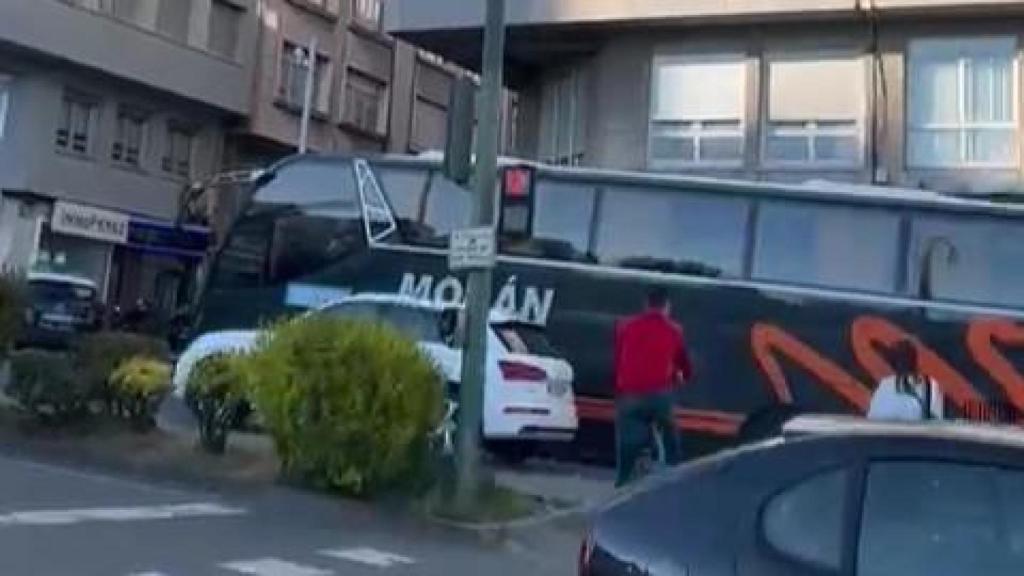 Imagen del autobús averiado en la ronda de Outeiro.