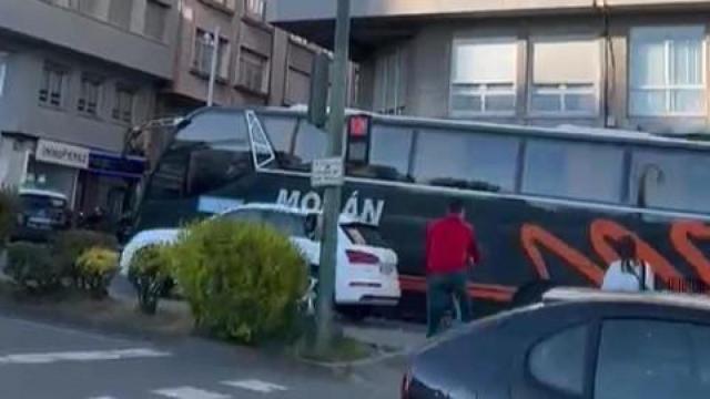 Imagen del autobús averiado en la ronda de Outeiro.