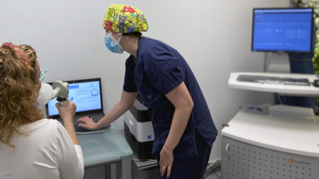 Una paciente en el servicio de Neumología del Hospital Quirónsalud Marbella.