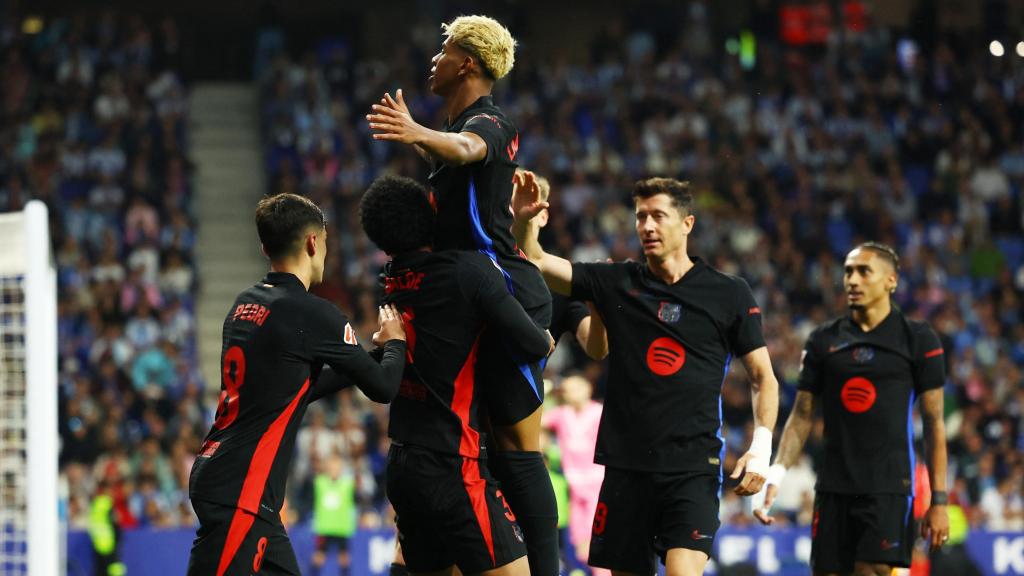Los jugadores del Barça celebran el gol junto a Lamine Yamal.