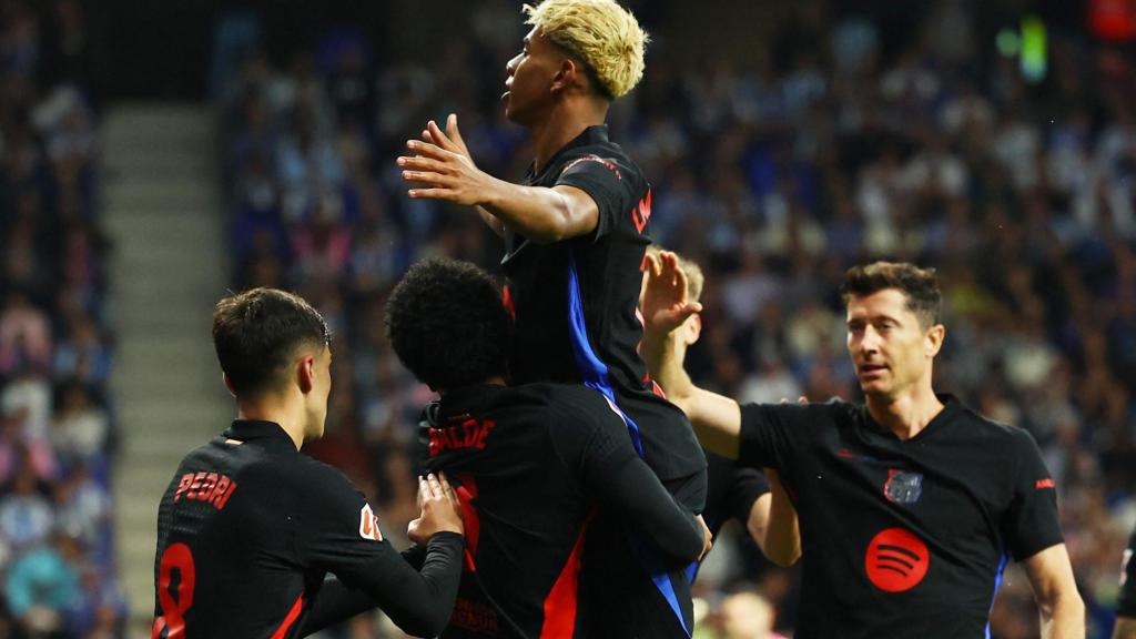 Lamine Yamal celebra con sus compañeros del FC Barcelona su gol al Espanyol