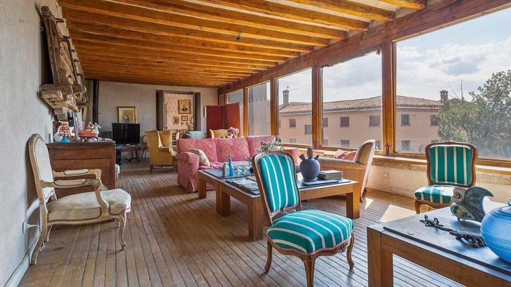 Imagen de uno de los salones de la casa palacio de Segovia