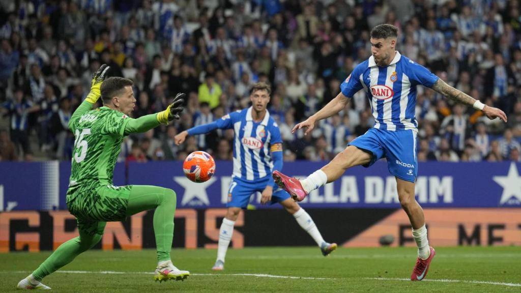 Roberto Fernández remata ante Szczesny en el partido.