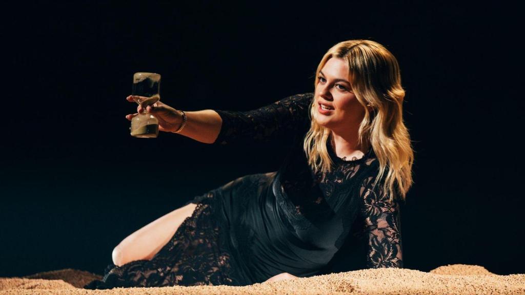 Louane durante la actuación de Francia en la semifinal de Eurovisión 2025.