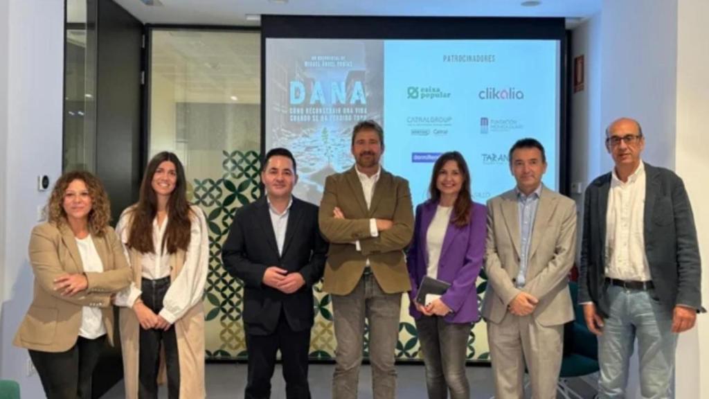 Miguel Ángel Tobías, en el centro, junto a asistentes a la presentación del documental.