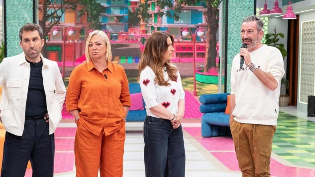 Aitor Albizua, Belén Esteban y Laura Fa escuchan a David Valldeperas en 'La familia de la tele'.