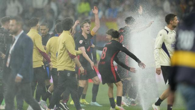 Los jugadores del FC Barcelona celebran el título de Liga entre los aspersores encendidos del RCDE Stadium