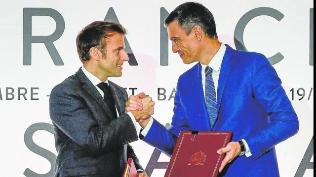 Emmanuel Macron y Pedro Sánchez,  tras firmar el Tratado de Amistad y Cooperación entre Francia y España, en enero de 2023, en Barcelona.