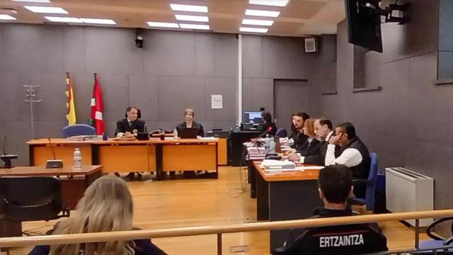 Nelson Moreno, a la derecha y tapándose la cara, durante el juicio por el que fue condenado en 2021.