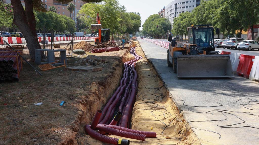 Obras del tranvibús en Sevilla Este.