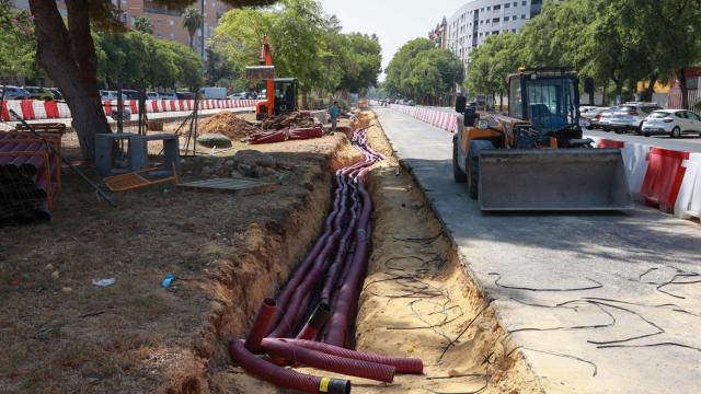 Obras del tranvibús en Sevilla Este.