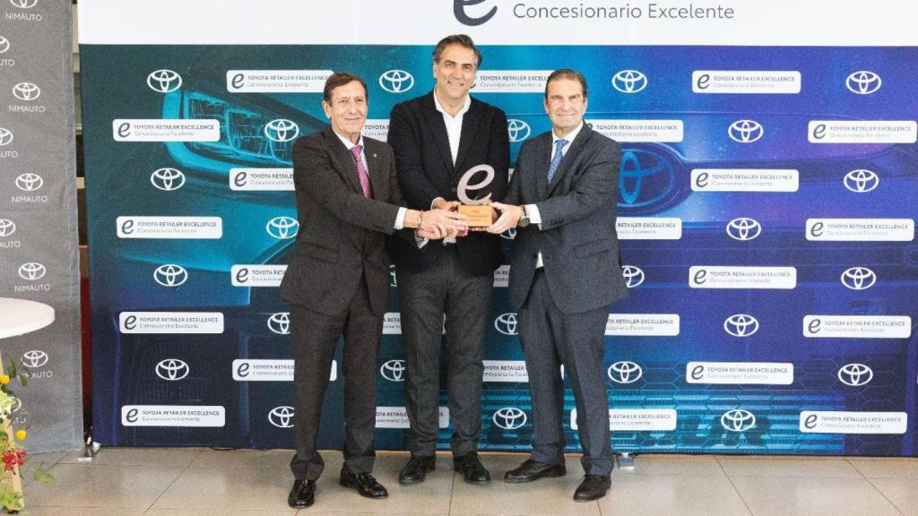 Miguel Carsi, haciendo entrega a José Luis Nimo Maldonado y Joaquín Meseguer del Retailer Excellence Award.